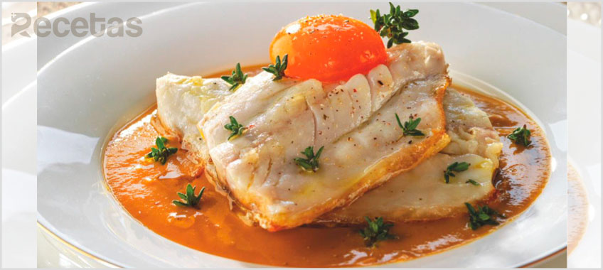 Lubina con yema curada y salsa de marisco